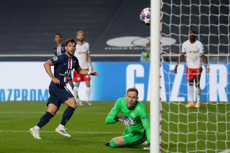 3-0: Spanieren Juan Bernat dirigerer en aflevering fra Di Maria i mål. Foto: Manu Fernandez/Ritzau Scanpix