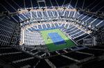 Den mægtige tenniskatedral Arthur Ashe Stadium i New York huser over 23.000 siddepladser, men under den kommende grand slam-turnering US Open vil stadion stå næsten tomt. Foto: Peter Morgan/Ritzau Scanpix