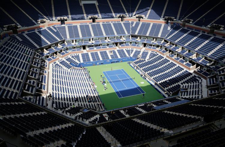 Den mægtige tenniskatedral Arthur Ashe Stadium i New York huser over 23.000 siddepladser, men under den kommende grand slam-turnering US Open vil stadion stå næsten tomt. Foto: Peter Morgan/Ritzau Scanpix
