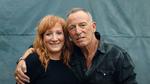 Bruce Springsteen går all-in på Joe Biden og demokraterne i sin nye musikvideo til hitsangen 'The Rising'. Det er et sindbillede på et andet USA. På billedet ses han med sin kone, Patti Scialfa.  Foto: Fra youtube-video