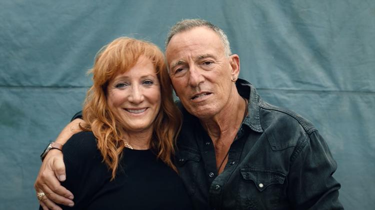 Bruce Springsteen går all-in på Joe Biden og demokraterne i sin nye musikvideo til hitsangen 'The Rising'. Det er et sindbillede på et andet USA. På billedet ses han med sin kone, Patti Scialfa.  Foto: Fra youtube-video