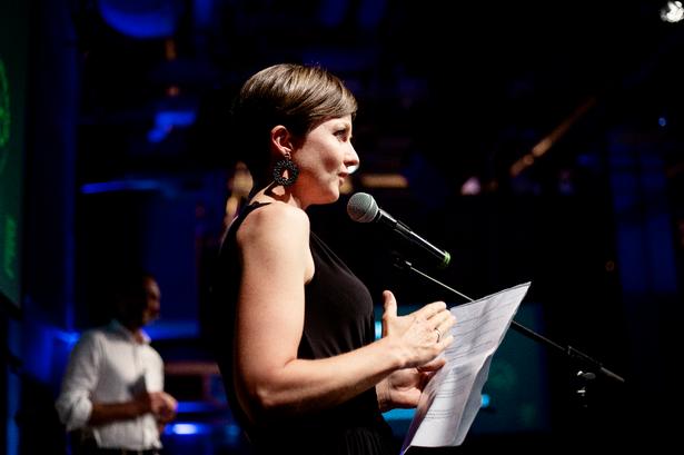     OBS DET ER TIL ONSDAGSAVISEN.Prisfesten for årets undervisningspris afholdes i aften. Vi skal bruge et billede af en af vinderne til side to og meget gerne ekstra billeder, som vi kan bruge løbende. Også af andre vindere. Det er ca. 1830 til 1930, det er vigtigt med foto, men det er fedt, hvis der er tid og lyst til at blive hængende til resten af showet.    Foto: Nanna Navntoft