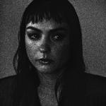 På 'Whole New Mess' kaster Angel Olsen et nøgent og nøgternt blik på både musikken og kærligheden. Foto: Pr-foto