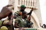   Oprørssoldat på den centrale plads i Bamako tirsdag. Oprørerne lover at fortsætte kampen mod terrorgrupper ved siden af enheder fra Danmark, Frankrig oe en række andre lande. Foto: Stringer/Ritzau Scanpix