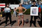 Tæsk. Som mange andre demonstranter har også Artyom Pronin måttet smage politiets knipler. Her viser han sine blå mærker frem på en demonstration imod politibrutalitet i Minsk. Foto: Vasily Fedosenko/Ritzau Scanpix