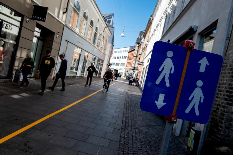  Skillestreger og piktogrammer forstår de fleste, men mere kompleks information kan måske med fordel oversættes til flere sprog for at ramme så bredt som muligt. Og medierne skal man ifølge Jacob Mollerup ikke regne med påtager sig opgaven at informere befolkningsgrupper med ikke-vestlig baggrund.   Foto: René Schütze/Fotograf René Schütze