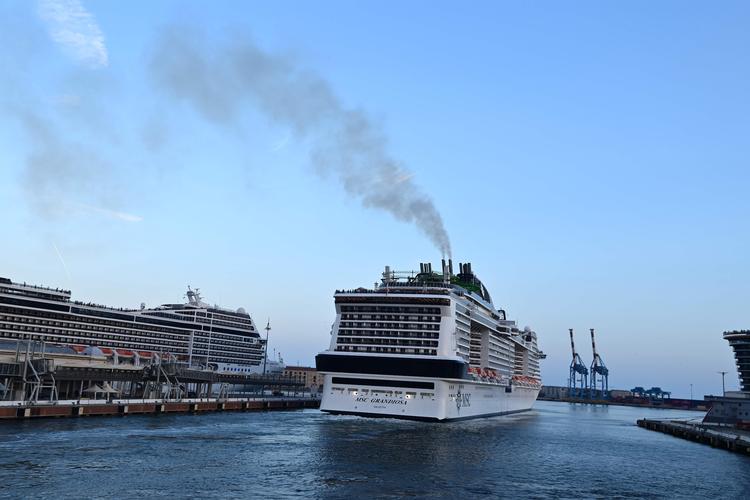 'MSC Grandiosa' er igen tilbage på Middelhavet. MSC har ikke oplyst, hvor mange passagerer, der var med om bord ved afrejsen søndag aften. Foto: Miguel Medina/Ritzau Scanpix