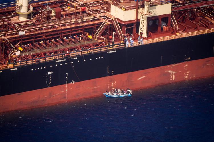 Tankskib reddede 5. august nødstedte migranter til havs. Malta blokerer for, at migranterne kan komme i land. Foto: Kai von Kotze/sea Watch/Ritzau Scanpix