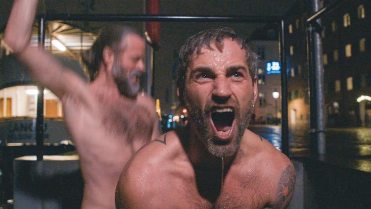 Modellen Oliver Bjerrehuus er ganske tilfreds med og også lidt stolt over, at han gør dumme ting - som at hoppe i 4 grader koldt vand i Nyhavn eller blive brændemærket med en sikkerhedsnål.  Foto: Mads Castillo