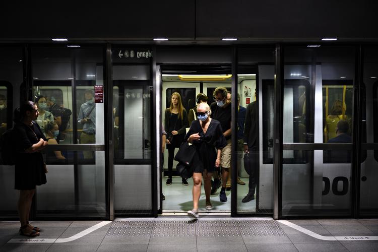 Håndspritten, der i knap to måneder har stået på metrostationerne, er ikke godkendt til bekæmpelse af vira. Foto: Philip Davali/Ritzau Scanpix