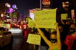Arbejdere i underholdningsindustrien protesterer i Las Vegas over manglende hjælp og arbejdsløshed. Godt 1,1 mio. amerikanere har meldt sig ledige den seneste uge.   Foto: Bridget Bennett/Ritzau Scanpix