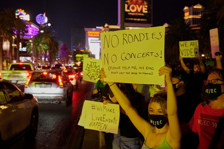 Arbejdere i underholdningsindustrien protesterer i Las Vegas over manglende hjælp og arbejdsløshed. Godt 1,1 mio. amerikanere har meldt sig ledige den seneste uge.   Foto: Bridget Bennett/Ritzau Scanpix