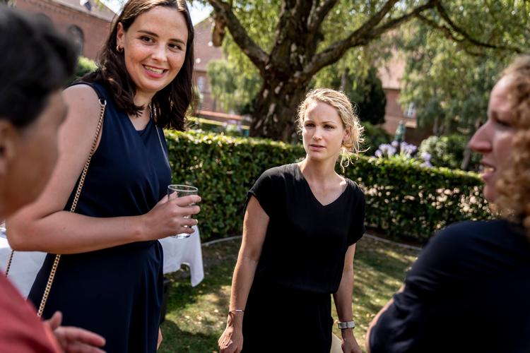 Beskæftigelsesordfører Victoria Velásquez (tv) og politisk ordfører Pernille Skipper (th) repræsenterer Enhedslisten ved de forestående pensionsforhandlinger. Foto: Mads Claus Rasmussen/Ritzau Scanpix