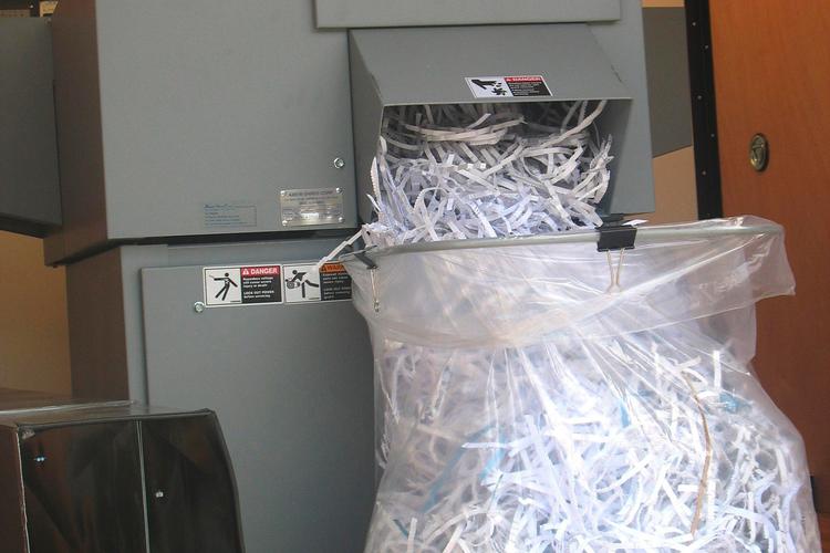 Dokumenter med personfølsomme oplysninger skulle have været destrueret i en makulator. I stedet havnede de som almindeligt papiraffald.  Foto: Wasfiyah Talib-taylor/Ritzau Scanpix