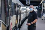 Det kan straffes med bøde, hvis man nægter at forlade et offentligt transportmiddel, hvis man er blevet bedt om det på grund af manglende mundbind. Det fremgår af en ny bekendtgørelse i forbindelse med det landsdækkende krav om mundbind i den offentlige transport træder i kraft lørdag. Foto: Martin Sylvest/Ritzau Scanpix