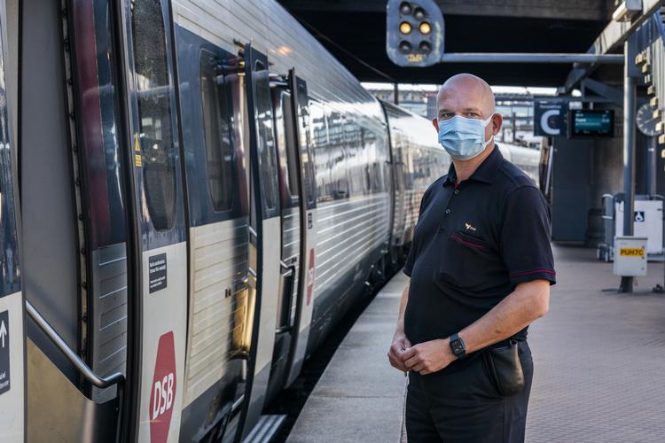 Det kan straffes med bøde, hvis man nægter at forlade et offentligt transportmiddel, hvis man er blevet bedt om det på grund af manglende mundbind. Det fremgår af en ny bekendtgørelse i forbindelse med det landsdækkende krav om mundbind i den offentlige transport træder i kraft lørdag. Foto: Martin Sylvest/Ritzau Scanpix