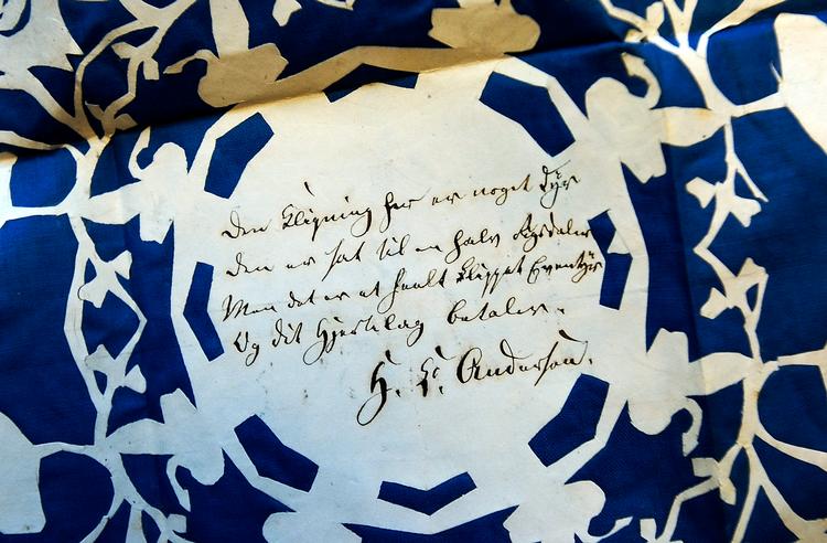     Et enestående papirklip af H.C. Andersen viser  et virvar af svaner, ballerinaer og dansende mænd. Inde midt på papiret har H. C. Andersen skrevet sin lille hilsen til køberen, der på denne måde valgte at støtte ofrene fra krigen i 1864. "Den Klipning her er noget dyr/ den er sat til en halv Rigsdaler/ Men det er et heelt klippet Eventyr/ Og dit Hjertelag betaler./ H.C. Andersen".   Foto: Martin Zakora/Ritzau Scanpix