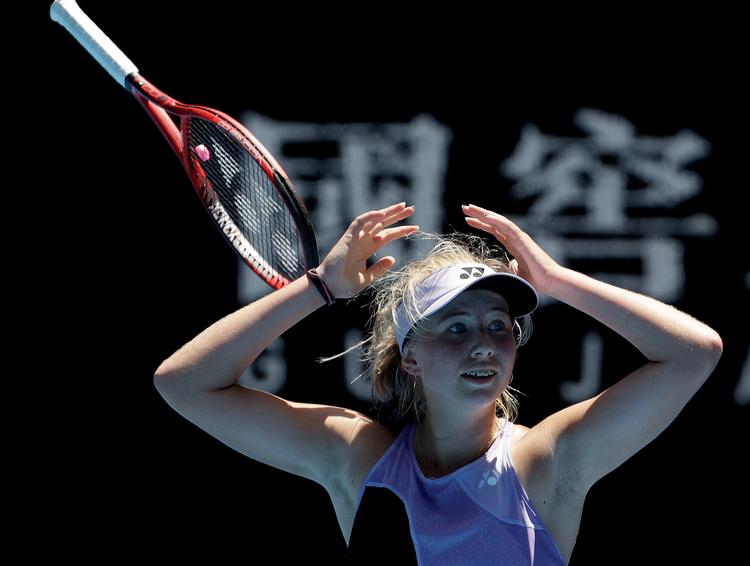 Clara Tausons juniortid kulminerede sidste år med triumfen ved Australian Open (foto), men nu er hun efter en lang coronapause i tennis igen på jagt efter point til en optur i hierarkiet. Og denne gang blandt de voksne.   Foto: Mark Baker/Ritzau Scanpix