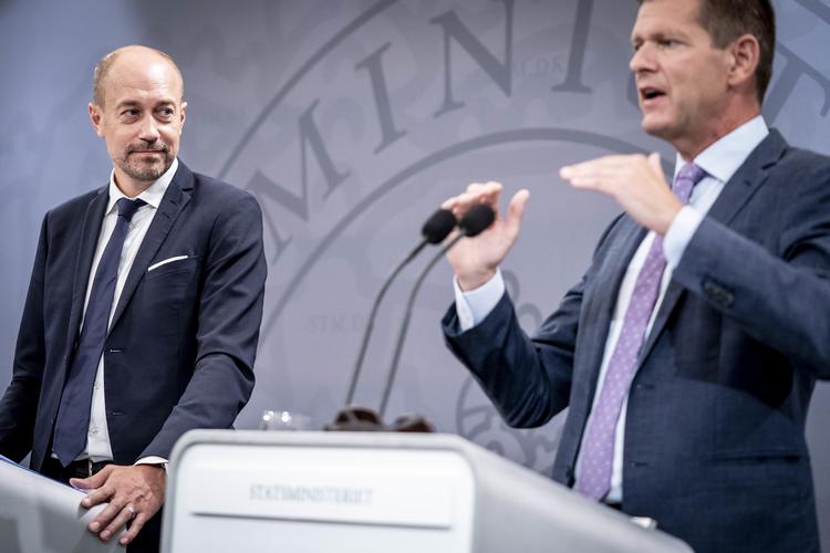     Sundheds- og ældreminister Magnus Heunicke (S) og Sundhedsstyrelsens direktør Søren Brostrøm har fredag orienteret om de seneste tiltag mod coronavirus (arkivfoto). Foto: Mads Claus Rasmussen/Ritzau Scanpix