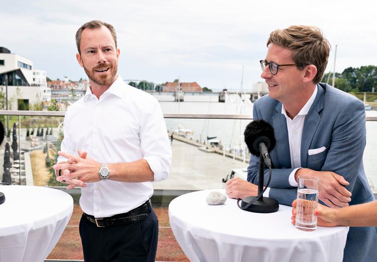 Strammere udlændingepolitik og stærkere politisk profil. Jakob Ellemann-Jensen (tv.), her sammen med Karsten Lauritzen, gjorde flere ting klart på Venstres sommergruppemøde.   Foto: Henning Bagger/Ritzau Scanpix