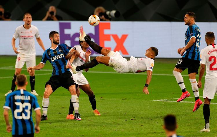 Sejrsmålet - eller optakten til det - kom fra dette saksespark af brasilianeren Diego Carlos. Foto: Friedemann Vogel/Ritzau Scanpix