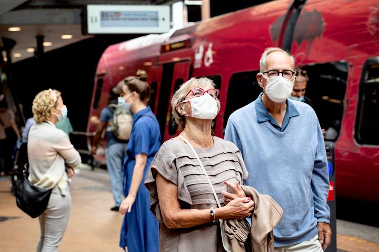 Modelfoto. Lørdag blev det obligatorisk at bære mundbind i og udenfor offentlig transport. Ingen af personerne på billedet er involveret i sagen, artiklen omtaler. Foto: Nanna Navntoft