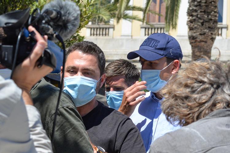 Harry Maguire (med den blå kasket) forlader retten på Syros efter lørdagens retsmøde. Foto: Intime/Ritzau Scanpix