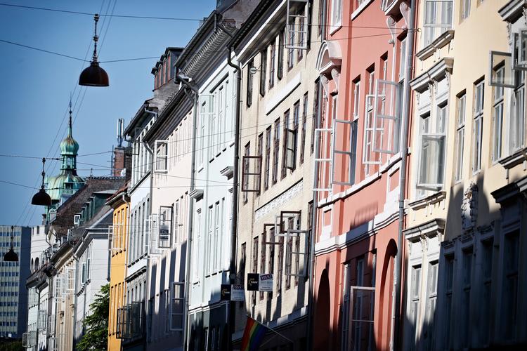 Under hedebølgen i august var det en nødvendighed for beboerne i Pisserenden i København at åbne vinduerne. Men at udluftning også er et middel mod covid-19, får befolkningen ikke at vide af myndighederne.  Foto: Jens Dresling/POLFOTO