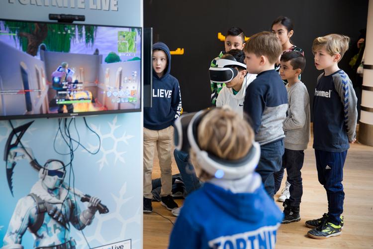 Det populære onlinespil Fortnite er blevet fjernet fra Apple og Googles appbutikker. Det har fået spiludvikleren til at lægge sag an mod techgiganterne. Det kan få betydning for hele appmarkedet - også det danske.    
Børn spiller virtual reality udgaven af det populære spil 'Fornite' under et arrangement i indkøbscentret Fields.   Foto: Louise Herrche Serup/POLFOTO