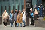 Familiemedlemmer til dræbte i moskeangrebet, hvor i alt 51 personer døde, i marts sidste år, er på vej ind i retsbygningen i  Christchurch, New Zealand mandag den 24. august. Foto: Stringer/Ritzau Scanpix