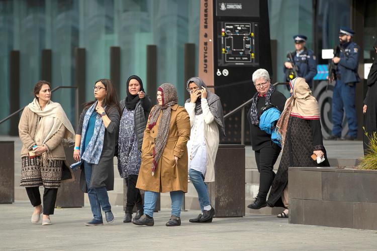 Familiemedlemmer til dræbte i moskeangrebet, hvor i alt 51 personer døde, i marts sidste år, er på vej ind i retsbygningen i  Christchurch, New Zealand mandag den 24. august. Foto: Stringer/Ritzau Scanpix