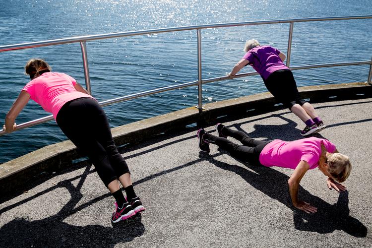 Med alderen bliver huden mere slap, og for nogen ses det som mormorarme. Stærke muskler, der fylder godt, kan dog være med til at stramme op, så huden hænger mindre.   Foto: Daniel Hjorth/POLFOTO