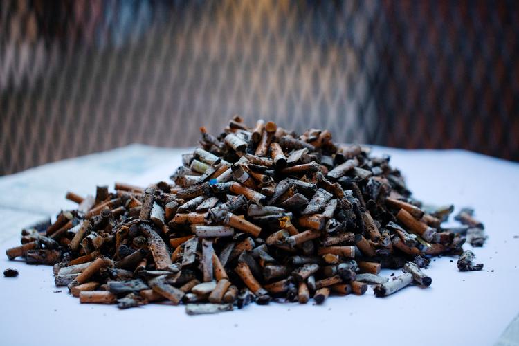 Fra i dag og en måned frem bliver der på Rådhuspladsen, Christianshavns Torv, Islands Brygge, Enghave Plads og Sankt Hans Torv stillet beholdere op til at indsamle cigaretskodder, som efterfølgende skal omdannes til et kunstværk. Foto: Mikkel Hørlyck/POLFOTO