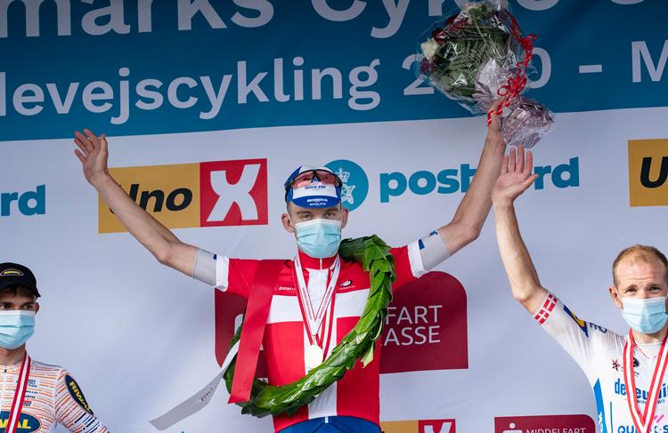 Kasper Asgreen i den nyerhvervede dannebrogstrikot, som han fra på lørdag viser frem i Tour de France, mens Michael Mørkøv (th) er tilbage i Deceuninck-Quick Step-dresset.
 Foto: Claus Fisker/Ritzau Scanpix