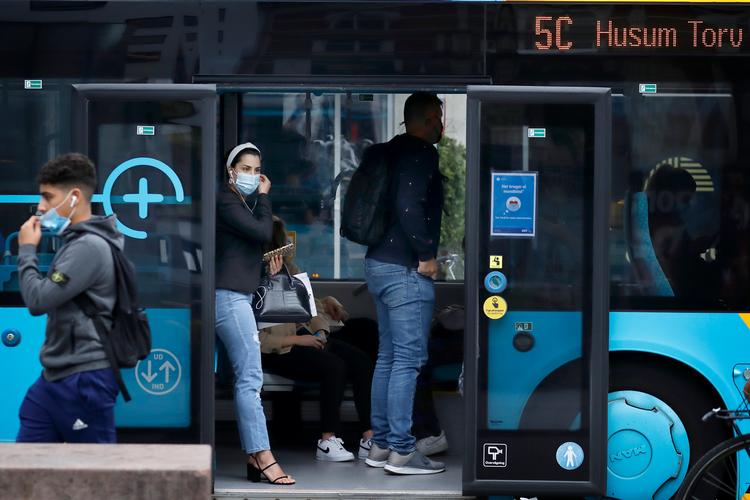Bussen 5C ved Nørreport var fyldt med stof- og engangsmasker.   Foto: Jens Dresling/POLFOTO