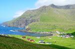 Turen til Fámjin går gennem et landskab med arrede klippefremspring og grønne dale. Foto: Anette Lillevang Kristiansen