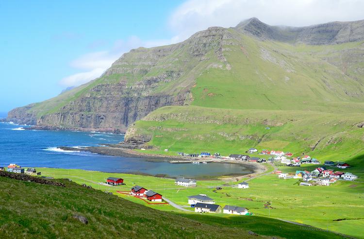 Turen til Fámjin går gennem et landskab med arrede klippefremspring og grønne dale. Foto: Anette Lillevang Kristiansen