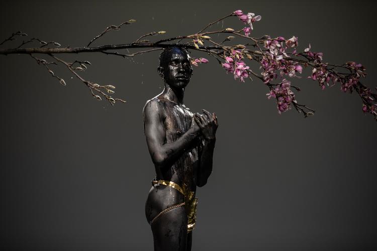 Den 22-årige kunstner Miles Greenberg er allerede et ganske hot navn på den internationale kunstscene og viser i weekenden den nyskabte performanceinstallation, ‘8:10 (The Embrace)' på kunstmessen Enter i Tunnelfabrikken i Nordhavn.  Foto: Maria Baranova-Suzuki