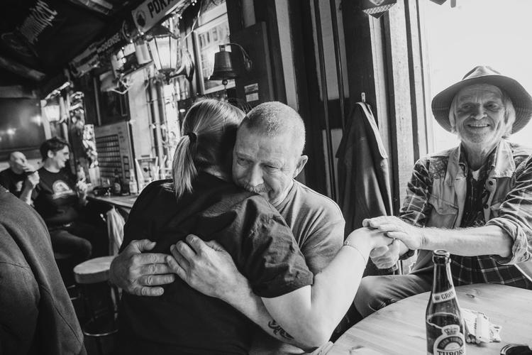 Mandag eftermiddag afgjorde teknik- og miljøudvalget i Københavns Kommune, om en lokalplansændring skal tillade nedrivningen af den gamle krobygning på Frederikssundsvej 70. Her ligger værtshuset Cafe Fuglereden.  
Glæden var derfor stor, da de fik beskeden om at stedet er reddet. Foto: Peter Hove Olesen/POLFOTO