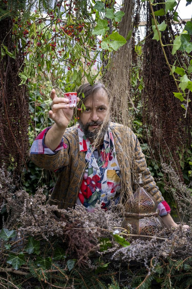 På Enter Art Fair kan du fredag møde kunstneren Alex Cecchetti, når han i en liveperformance forvandler urter og planter til en såkaldt kærlighedsbar. Pressefoto Enter Art Fair