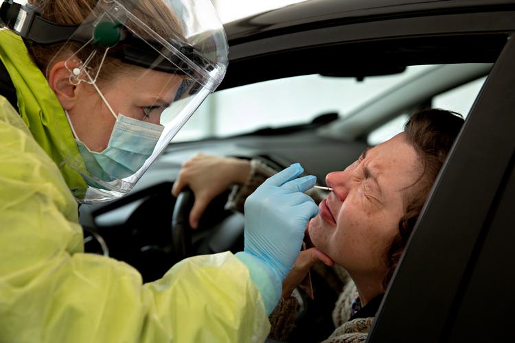 Drive-in-undersøgelse for coronavirus. (arkivfoto) Foto: Jacob Ehrbahn/POLFOTO