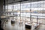 Der er ingen pynt eller overflødige møbler i Skuespilhusets foyer. Til gengæld er der højt til loftet, masser af luft og en sublim forbindelse mellem ude og inde.  Foto: Valdemar Ren/POLFOTO