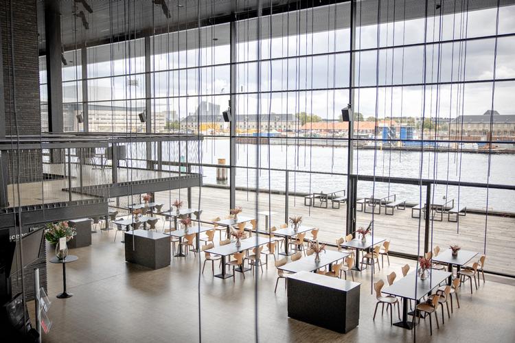 Der er ingen pynt eller overflødige møbler i Skuespilhusets foyer. Til gengæld er der højt til loftet, masser af luft og en sublim forbindelse mellem ude og inde.  Foto: Valdemar Ren/POLFOTO