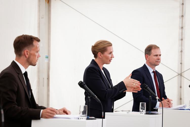 Virkeligheden er, at det bliver kunderne, der kommer til at betale Arnes pension. Det er helt almindelige danskere med en konto i banken og en pensionsopsparing, skriver Joachim Sperling og Palle Sørensen i dette debatindlæg. Arkivfoto Marius Renner