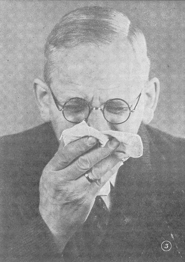 Hvis man insisterer på at bruge lommetørklæder af stof, skal man hælde kogende vand over dem efter brug, lyder det i 1948. Foto: 'Haandbog for Nutidshjem' (1948)