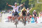 Både Michael Matthews oig Nils Eekhoff bagude jubler, da australieren krydser stregen som vinder af WorldTour-løbet Bretagne Classic. Foto: Team Sunweb. 