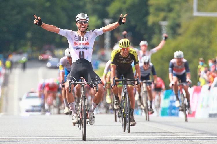 Både Michael Matthews oig Nils Eekhoff bagude jubler, da australieren krydser stregen som vinder af WorldTour-løbet Bretagne Classic. Foto: Team Sunweb. 