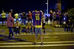   En stor gruppe af fans har således forsamlet sig foran FC Barcelonas hjemmebane, Camp Nou. Foto: Pau Barrena/Ritzau Scanpix