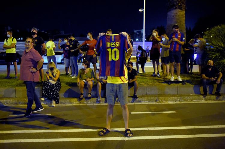   En stor gruppe af fans har således forsamlet sig foran FC Barcelonas hjemmebane, Camp Nou. Foto: Pau Barrena/Ritzau Scanpix