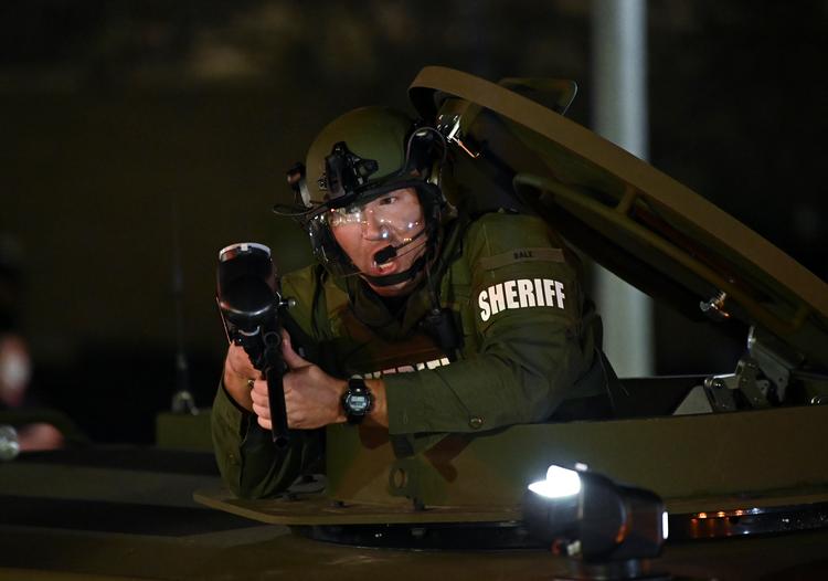 En betjent fra Kenosha forsøger fra sin pansrede mandskabsvogn at holde demonstranter fra at angribe byens domhus. Foto: Stephen Maturen/Ritzau Scanpix